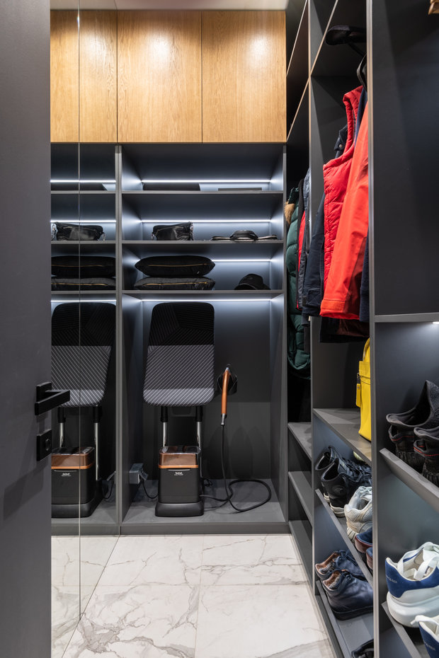 В каждой комнате спроектировали встроенные шкафы с выдвижными ящиками и штангой. Есть также отдельная гардеробная для верхней одежды и обуви при входе в квартиру.