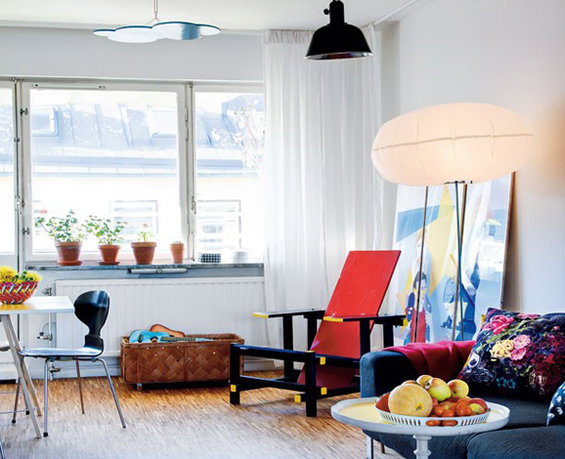 Фотография: Мебель и свет в стиле Эклектика, Скандинавский, Квартира, Швеция, Цвет в интерьере, Дома и квартиры, Белый – фото на INMYROOM