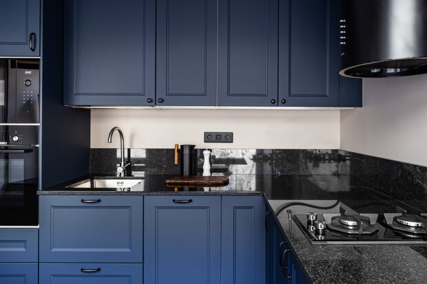 Кухня угловая темно синяя