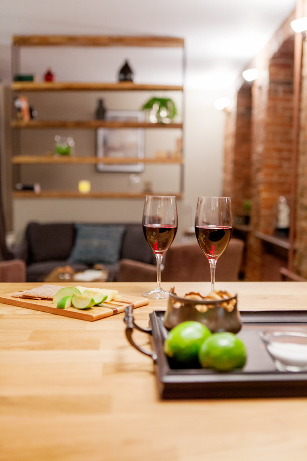 Фотография: Кухня и столовая в стиле Лофт, Квартира, Студия, Проект недели, Красный, Коричневый – фото на INMYROOM