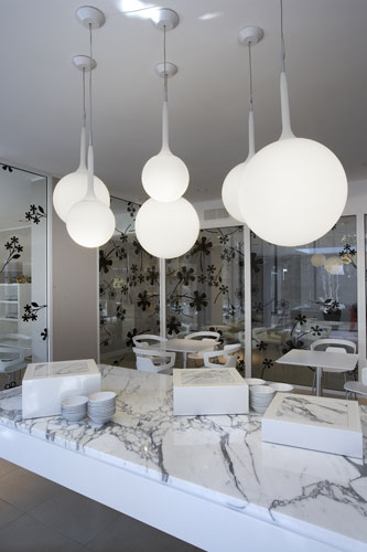 

Подвесной светильник Artemide Castore с плафоном из белого стекла