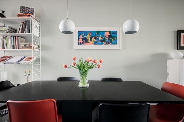 Фотография: Кухня и столовая в стиле Скандинавский, Классический, Декор интерьера, Квартира, Швеция, Белый, Красный, Серый, 2 комнаты, Более 90 метров – фото на INMYROOM