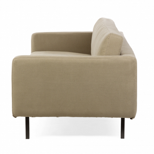 

Диван коричневого цвета со стальными ножками