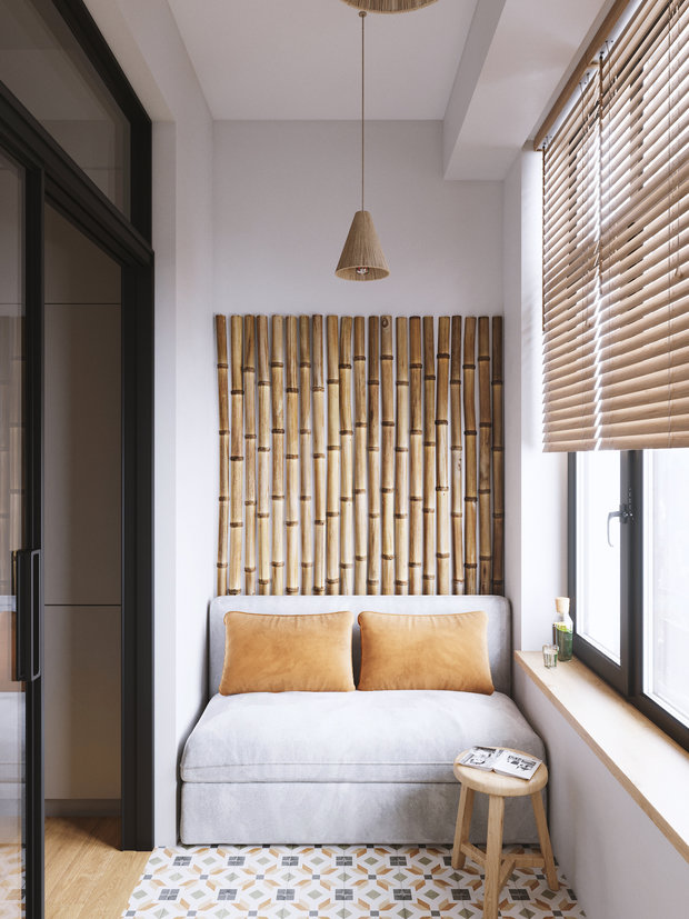 На полу на лоджии использовали керамогранит с принтом, а на стене за диванчиком в качестве декоративного элемента разместили бамбуковые стебли.