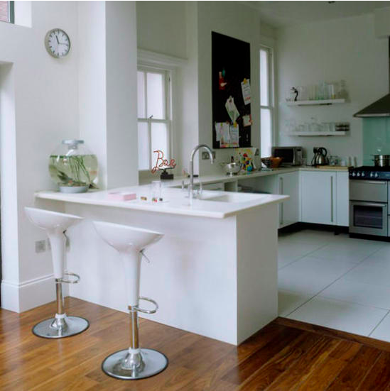 Фотография: Кухня и столовая в стиле Современный, Хай-тек, Интерьер комнат, Цвет в интерьере, Белый – фото на INMYROOM
