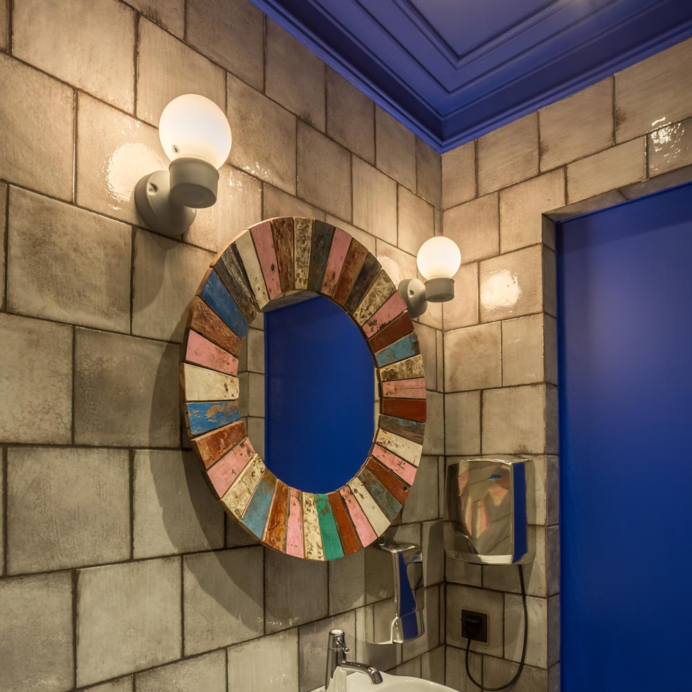 

Настенное зеркало колобок в раме из корабельной древесины