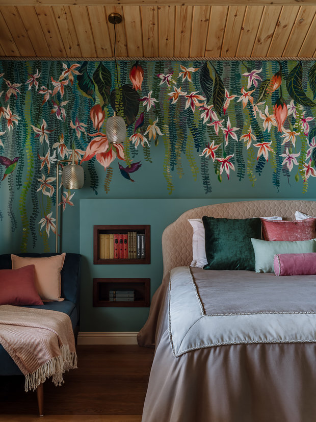 В спальне самым интересным фрагментом интерьера является ручная роспись над изголовьем кровати, которая продолжает природную, тропическую тему.
