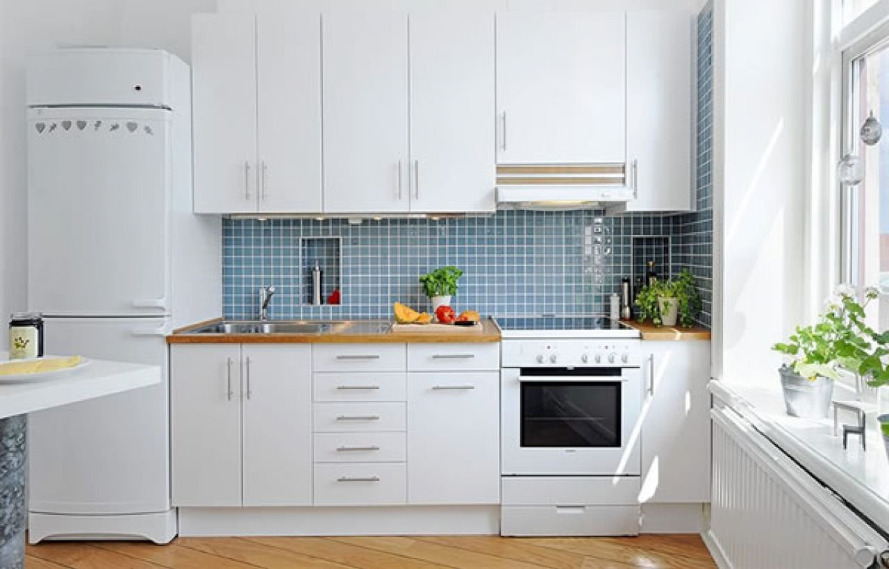 Кухни кишинев. Белый холодильник на белой кухне. Кухня с белым холодильником. Холодильник в скандинавском стиле. Холодильник на кухне.