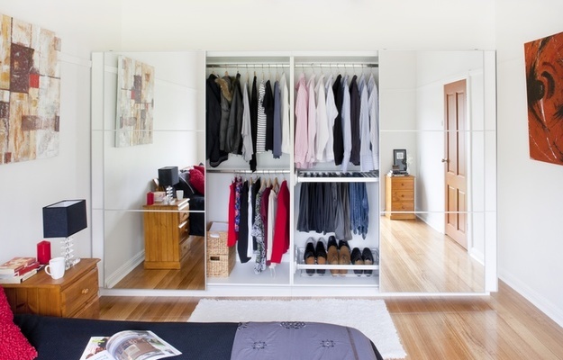 Организация и хранение одежды в шкафу