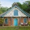 Английский коттедж с антикварной мебелью и дровяным камином