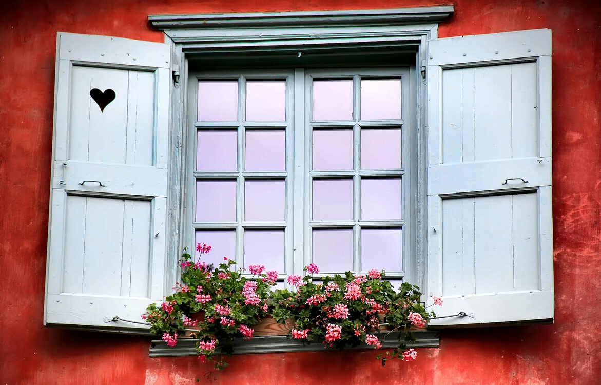 Складные ставни на окна в современном стиле