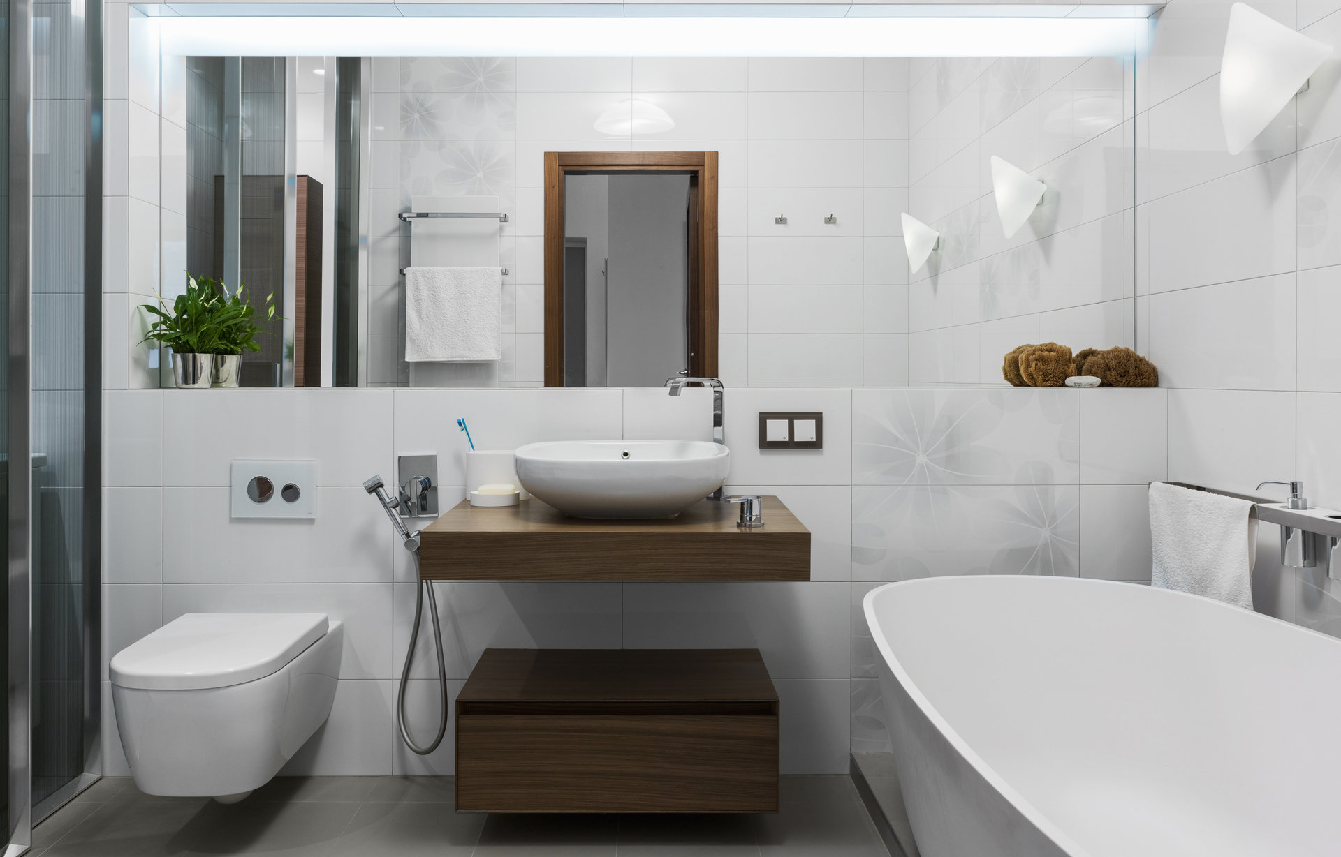 Интерьер ванной комнаты в современном стиле эконом класса в квартире (69 фото)