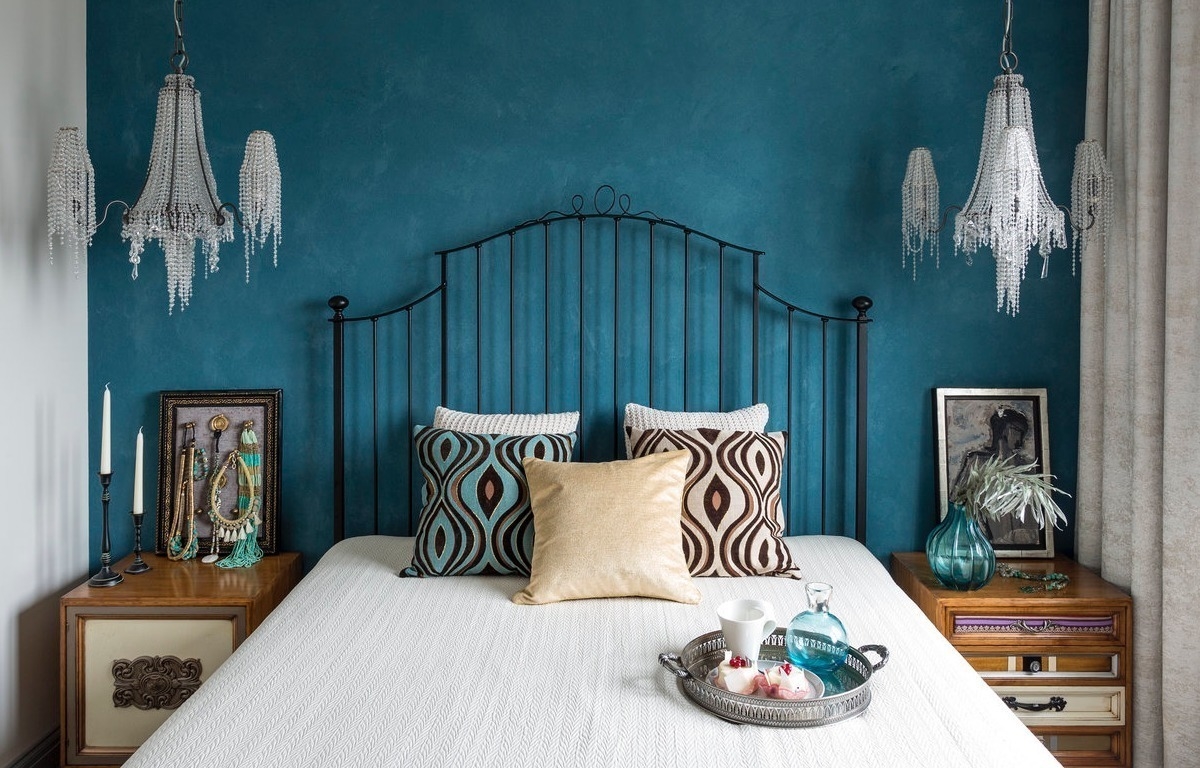 Голубые обои в спальне 29 фото дизайн интерьера в голубых тонах шторы и потолок
